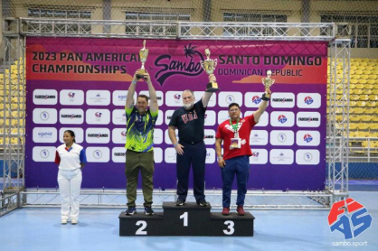 Dirigentes erguem troféus no pódio do Pan-Americano de Sambo 2023, em Santo Domingo, na República Dominicana