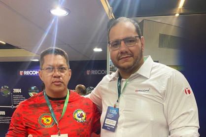 Adalberto Corrêa, da CBSA, de camiseta vermelha, posa ao lado do judoca Rafael Silva na COB Expo
