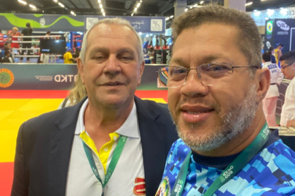 Selfie de Adalberto Corrêa, da CBSA, com o professor Silvio Acácio, presidente da CBJ