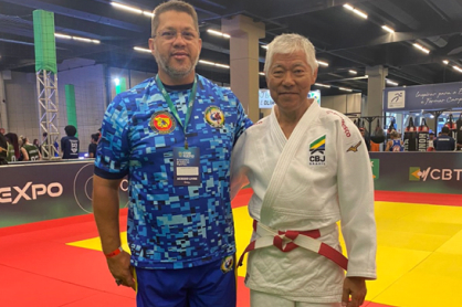Adalberto Corrêa, da CBSA, ao lado do sensei Rioiti Uchida, de quimono branco, no tatame da COB Expo