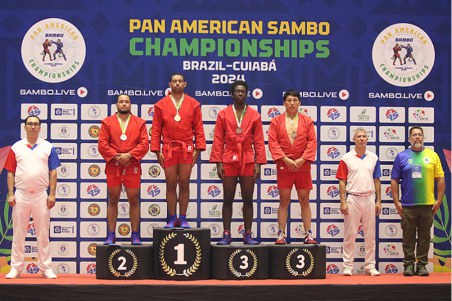 Pódio do Pan American Sambo Championships Brazil-Cuiabá 2024 com quatro atletas de quimono vermelho e árbitros