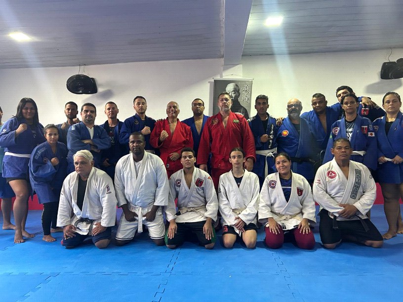 Foto oficial da turma do curso de SAMBO em Pernambuco, com professores e alunos de quimono no tatame
