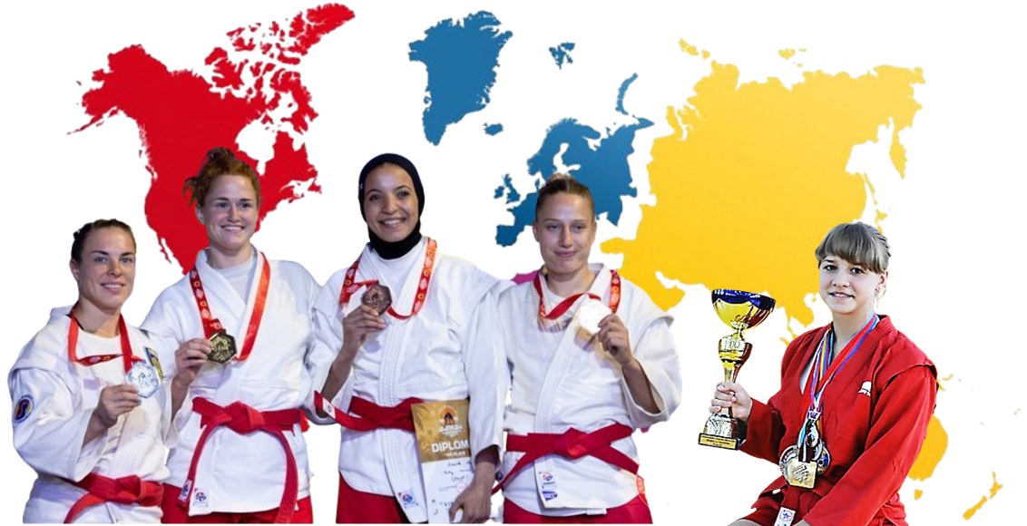 Cinco atletas juniores de SAMBO com medalhas e troféu diante de um mapa-múndi colorido