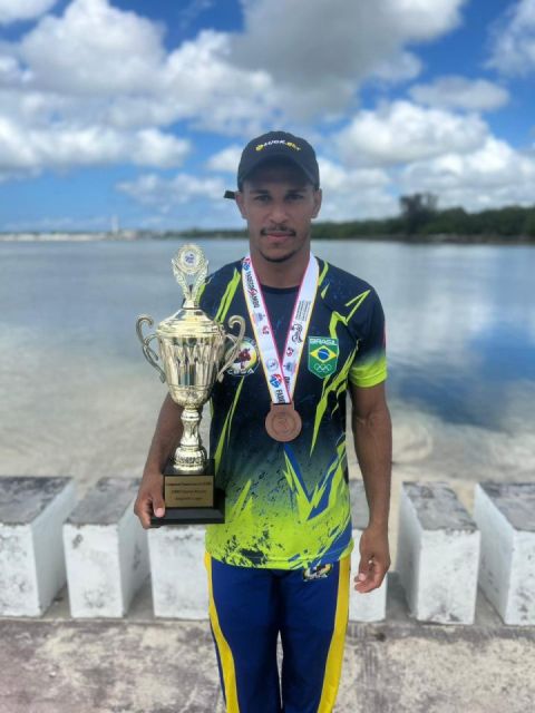 Marcos Reis com a medalha e o troféu do Pan-Americano 2023