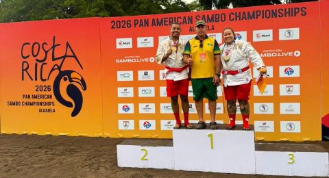 Priscila e Gustavo comemoram a dobradinha de Ouro no Beach Sambo