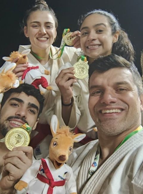 Atletas brasileiros sorriem mostrando medalhas de ouro no Pan-Americano de SAMBO
