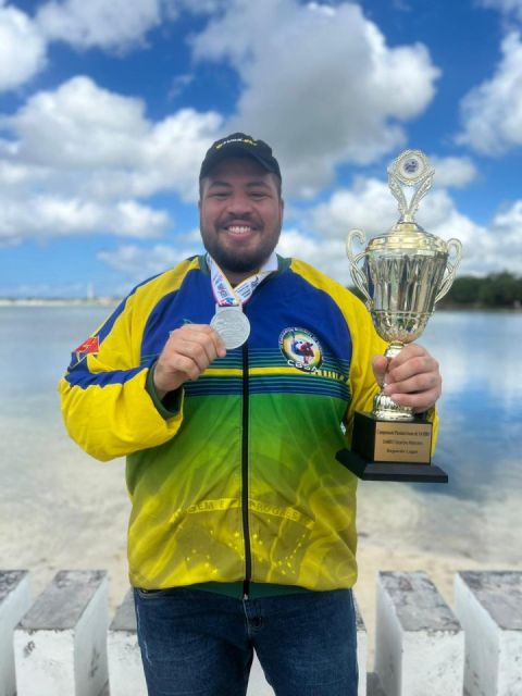 Fabrício Rodrigues sorri com a medalha e o troféu do Pan-Americano 2023